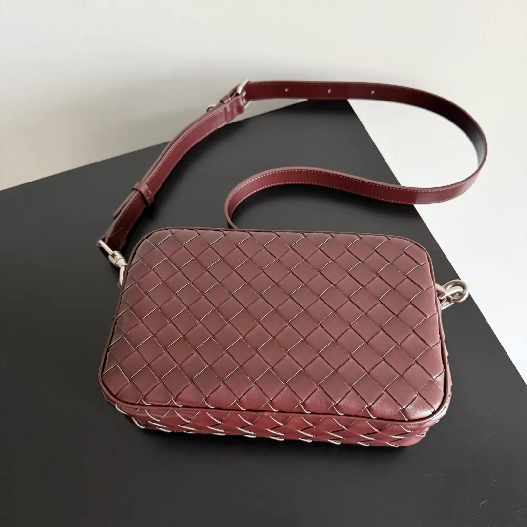 Batch 1820 BOTTEGA VENETA small INTRECCIATO woven camera bag This bv classic camera bag is a further evolution of classic woven technology, combining practicality and fashion, perfectly meeting multi-purpose needs! Classic leather handmade. Lightweight and large capacity. The shoulder strap is removable and adjustable. In addition to being worn cross-body, it can also be placed in the suitcase as a toiletry bag. It is very convenient for daily storage and classification. It also has hanging accessories to show your personality. No matter how complicated the world is, as long as you have a bag with you, everything will become better. Style number: 755923 Size: 24.5*15*6cm